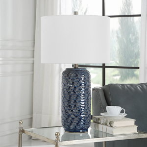 Tischlampe in Vasenform mit Keramiksockel und Stoffschirm