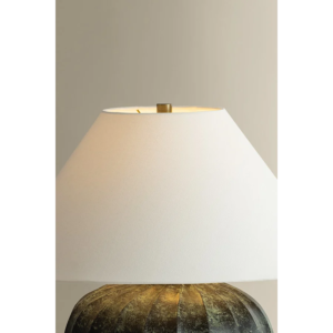 Tischlampe aus Keramik mit strukturiertem Sockel und Leinenschirm