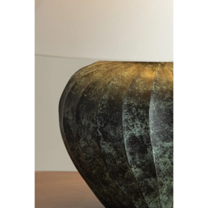 Tischlampe aus Keramik mit strukturiertem Sockel und Leinenschirm
