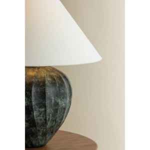 Tischlampe aus Keramik mit strukturiertem Sockel und Leinenschirm