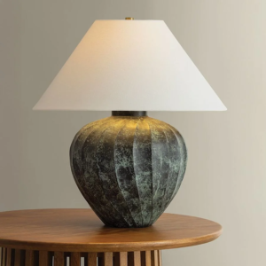 Tischlampe aus Keramik mit strukturiertem Sockel und Leinenschirm