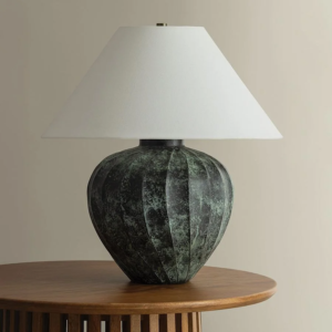 Tischlampe aus Keramik mit strukturiertem Sockel und Leinenschirm