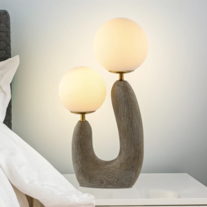 LED-Tischlampe mit Milchglas-Kugelschirmen und zwei Lichtquellen